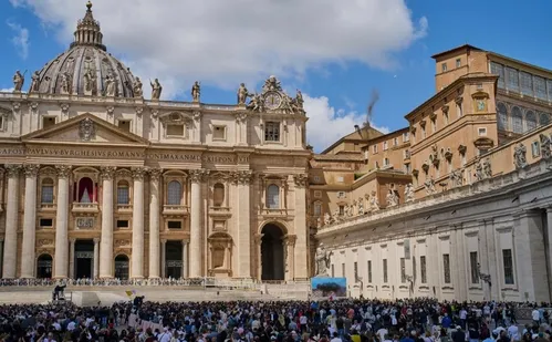 
          Imagem ilustrativa da imagem Habemus Papam: novo Papa é escolhido no conclave
          