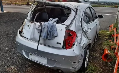 
          Imagem ilustrativa da imagem Homem ajuda trio que sofreu acidente e tem carro furtado por uma das vítimas
          