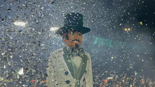 
          Imagem ilustrativa da imagem Homem da Meia-Noite dá o ar da graça e arrasta multidão pelas ladeiras de Olinda
          