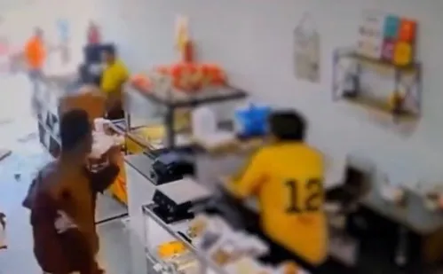 
          Imagem ilustrativa da imagem Homem destrói porta de vidro e invade padaria em Vila Velha
          