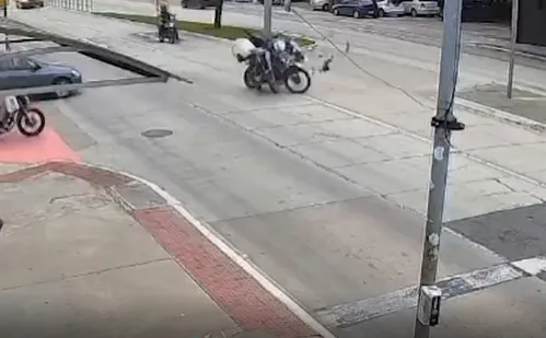 
          Imagem ilustrativa da imagem Homem é atingido por policial após militar furar o semáforo
          