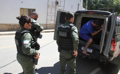 
          Imagem ilustrativa da imagem Homem é condenado a 15 anos de prisão após tentar matar vizinho a facadas no ES
          