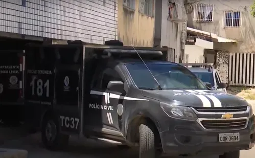 
          Imagem ilustrativa da imagem Homem é morto na garagem de casa em Itapuã; vítima era ameaçada por traficantes
          