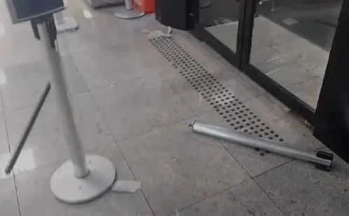 
          Imagem ilustrativa da imagem Homem é preso após ameaçar e agredir verbalmente agentes do Aeroporto de Vitória
          