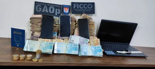 
          Imagem ilustrativa da imagem Guarda de Vitória apreende drogas, carro, R$ 171 mil em espécie e prende homem
          