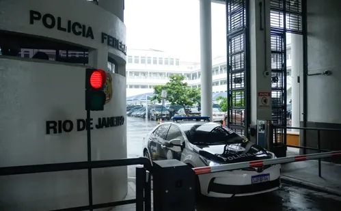 
          Imagem ilustrativa da imagem Homem é preso no Rio por contrabandear equipamentos bélicos
          