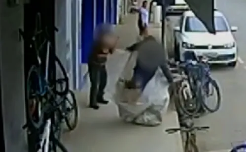 
          Imagem ilustrativa da imagem Homem em situação de rua é acordado a 'pauladas' no Sul do ES
          