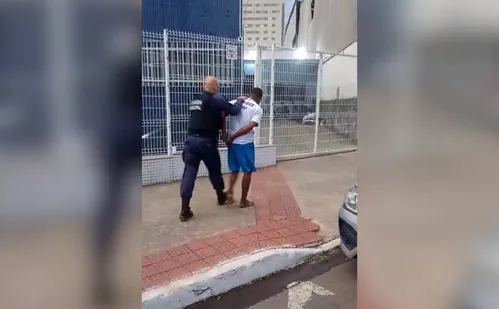 
          Imagem ilustrativa da imagem Homem leva ex para matagal, obriga ela a ficar nua e a agride com ripa em Viana
          