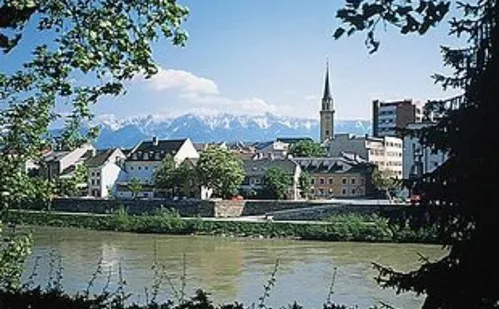 
          Imagem ilustrativa da imagem Homem mata adolescente e deixa outras pessoas feridas em ataque na Áustria
          