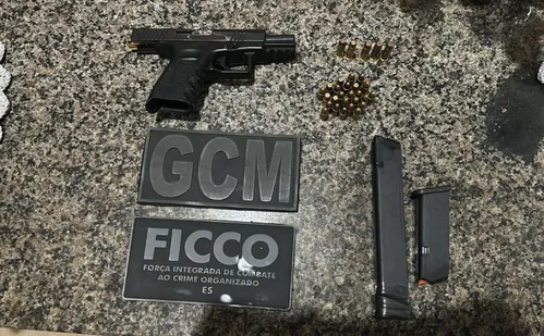 
          Imagem ilustrativa da imagem Homem que vendia armas ilegais por celular é preso em flagrante em Viana
          