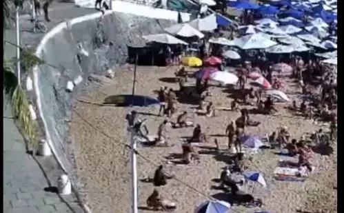 
          Imagem ilustrativa da imagem Homem se apoia em proteção de orla de Salvador e provoca queda da estrutura
          