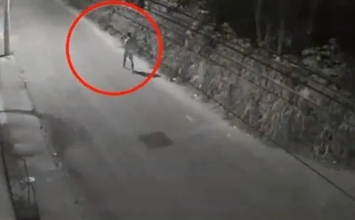 
          Imagem ilustrativa da imagem IMAGENS | Mulher encontrada em valão teria sido morta por marido após discussão
          