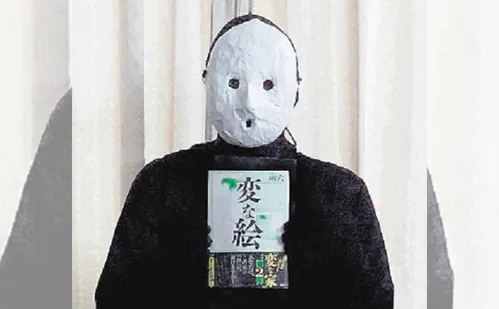 
          Imagem ilustrativa da imagem "Imagens Estranhas": livro badalado de escritor mascarado
          