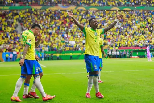 
          Imagem ilustrativa da imagem Imprensa espanhola destaca ‘esporro’ de Raphinha em Vini Jr. e exalta jogador do Real: ‘Herói’
          