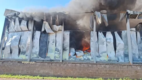 
          Imagem ilustrativa da imagem Incêndio de grandes proporções atinge fábrica de alimentos no Rio Grande do Sul
          