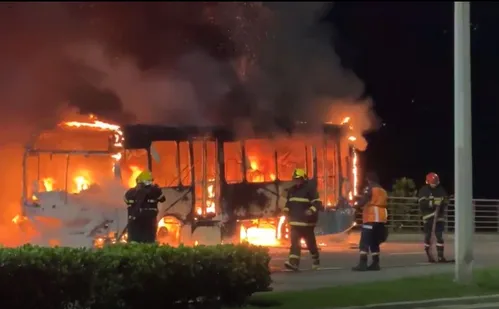 
          Imagem ilustrativa da imagem Noite de terror tem dois ônibus queimados e viaturas atacadas por criminosos
          