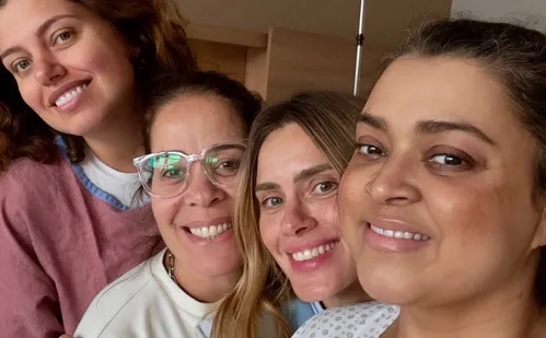 
          Imagem ilustrativa da imagem Internada, Preta Gil recebe visita de Carolina Dieckmann e amigas: 'minhas meninas'
          