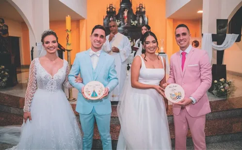 
          Imagem ilustrativa da imagem Irmãos gêmeos se casam com amigas de infância em cerimônia dupla no ES
          