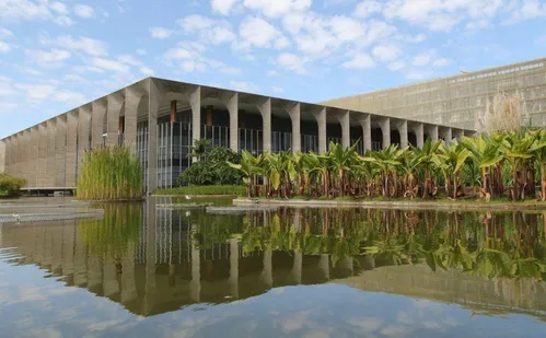 
          Imagem ilustrativa da imagem Itamaraty conversa com governo português sobre ordem de expulsar estrangeiros
          