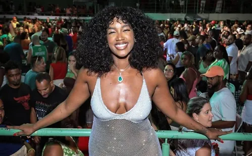 
          Imagem ilustrativa da imagem Iza volta ao posto de rainha de bateria e aparece mais uma vez ao lado de Yuri Lima
          