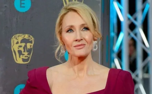 
          Imagem ilustrativa da imagem J.K. Rowling comemora decisão da Suprema Corte britânica sobre sexo biológico
          