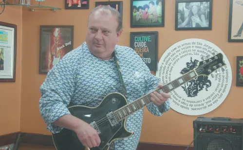 
          Imagem ilustrativa da imagem Jacquin leva guitarra e amplificador para dentro de cozinha de restaurante
          