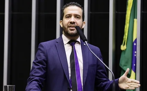 
          Imagem ilustrativa da imagem Janones confessa rachadinha e promete devolver R$ 131,5 mil
          