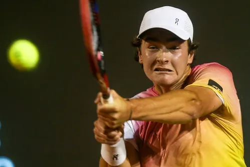 
          Imagem ilustrativa da imagem João Fonseca revela papo com Zverev após derrota: ‘Você vai chegar lá’
          