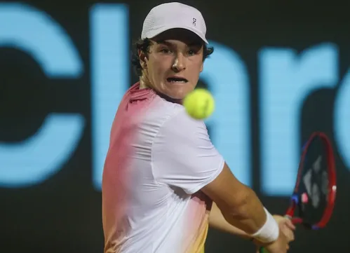 
          Imagem ilustrativa da imagem João Fonseca sofrerá queda no ranking com eliminação no Rio Open e deixará o Top 70
          