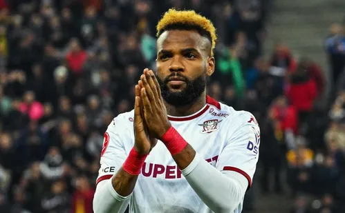 
          Imagem ilustrativa da imagem Jogador de futebol morre aos 28 anos após cair do 11º andar de prédio na China
          