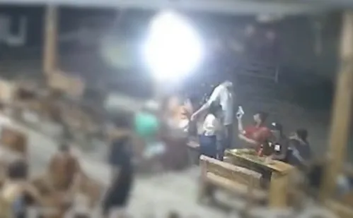 
          Imagem ilustrativa da imagem Jovem é morto com tiros à queima-roupa em distribuidora em Ecoporanga
          