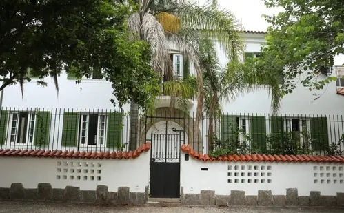 
          Imagem ilustrativa da imagem Jovem que morou em casa de 'Ainda Estou Aqui' viraliza com filmagens antigas
          