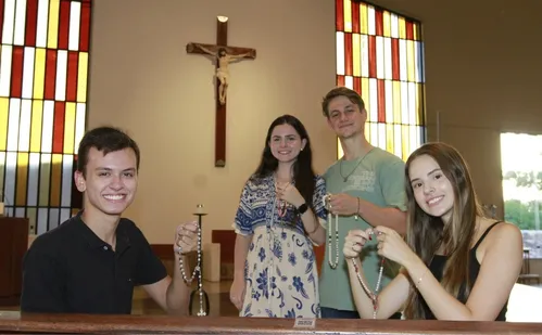 
          Imagem ilustrativa da imagem Jovens fazem sacrifícios na Quaresma que incluem cortar açúcar, jogo e celular
          