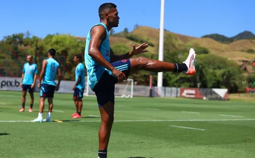 
          Imagem ilustrativa da imagem Juninho e Alex Sandro vão a campo e podem reforçar o Flamengo contra o Vasco
          