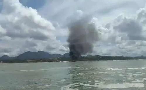 
          Imagem ilustrativa da imagem Lancha pega fogo no mar em Guarapari; passageiros foram resgatados com segurança
          