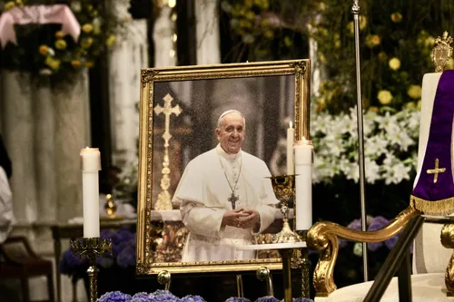 
          Imagem ilustrativa da imagem Lembre livros sobre o papa Francisco, que refletem sua fé, política e humanidade
          