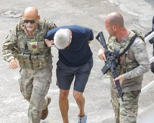 
          Imagem ilustrativa da imagem Líder de facção é preso após fazer harmonização facial no Rio
          