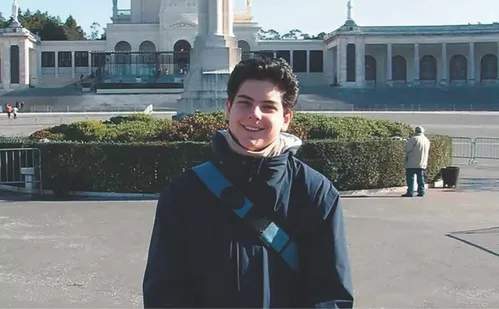 
          Imagem ilustrativa da imagem Livro traz 15 ações inspiradas na rotina do 1º santo millennial
          