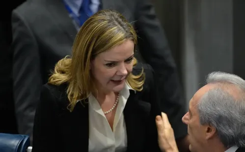 
          Imagem ilustrativa da imagem Lula decide nomear Gleisi Hoffmann ministra da articulação política do governo
          