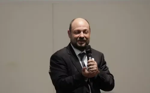 
          Imagem ilustrativa da imagem Lula nomeia procurador federal para presidência do INSS
          