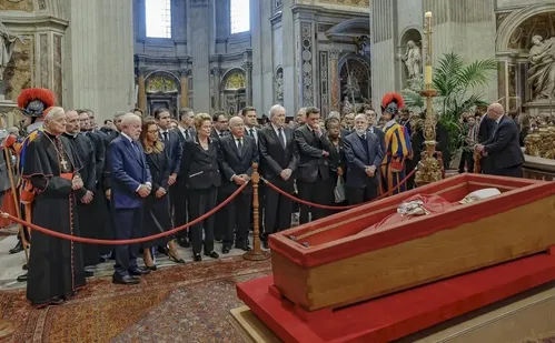 
          Imagem ilustrativa da imagem Lula presta homenagem ao papa Francisco em velório no Vaticano
          
