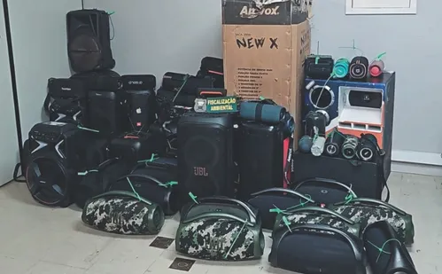 
          Imagem ilustrativa da imagem Mais de 60 caixas de som apreendidas na folia em Vitória
          