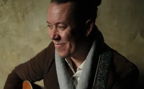 
          Imagem ilustrativa da imagem Manfredo lança “Como as Coisas São” com reflexões sobre a vida
          