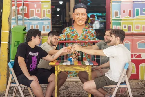 
          Imagem ilustrativa da imagem Mangroov celebra a cultura e a rotina recifense com EP “Quem não dá é pirangueiro"
          