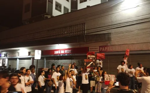 
          Imagem ilustrativa da imagem Manifestantes pedem justiça por jovem morto na Rua da Lama
          