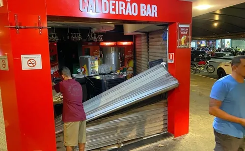 
          Imagem ilustrativa da imagem Manifestantes pedem justiça por jovem morto na Rua da Lama
          