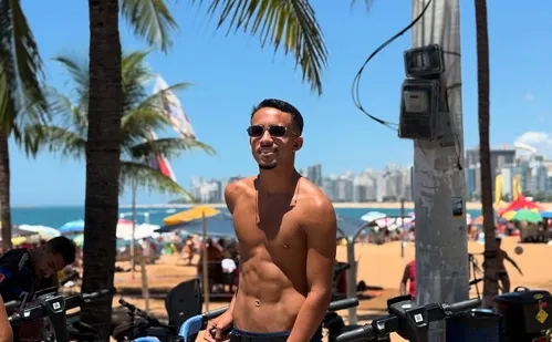 
          Imagem ilustrativa da imagem Matheus Gonçalves, do Flamengo, curte folga após clássico em praia do ES
          