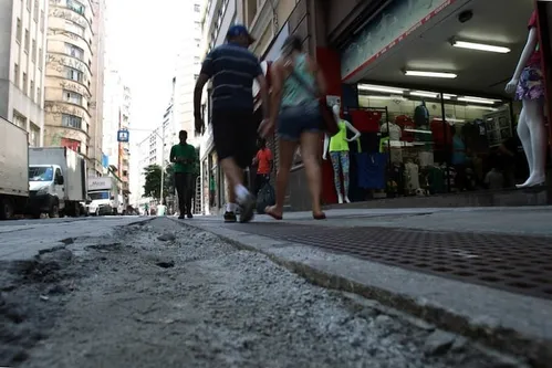 
          Imagem ilustrativa da imagem Menos de 20% dos brasileiros vivem em ruas com calçadas livres de obstáculos
          