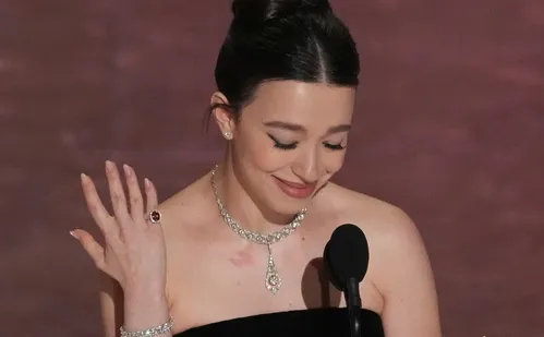 
          Imagem ilustrativa da imagem Mikey Madison sofre ataques de brasileiros em redes sociais da Academia do Oscar
          