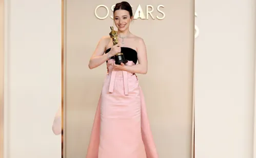 
          Imagem ilustrativa da imagem Mikey Madison vence como melhor atriz por 'Anora'
          